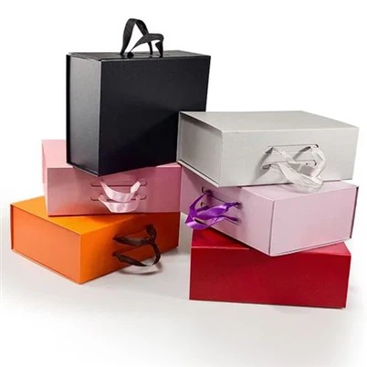 ہول سیل لگژری بیسپوک کسٹم لوگو سخت کارڈ بورڈ مقناطیسی کاغذی تحفہ فولڈنگ باکس شادی کے لباس کے لئے ربن بندش کے ساتھ